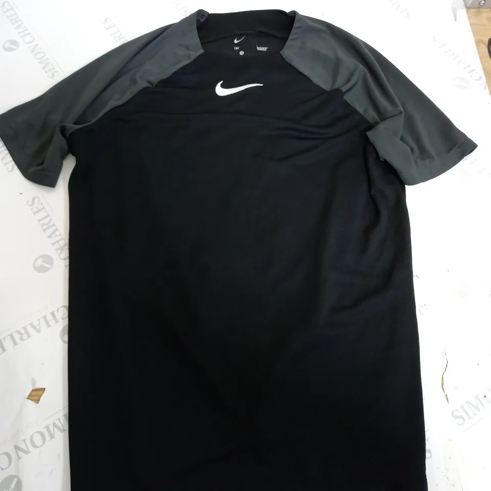 NIKE EMBROIDED LOGO T-SHIRT IN GREY/BLACK - LARGE