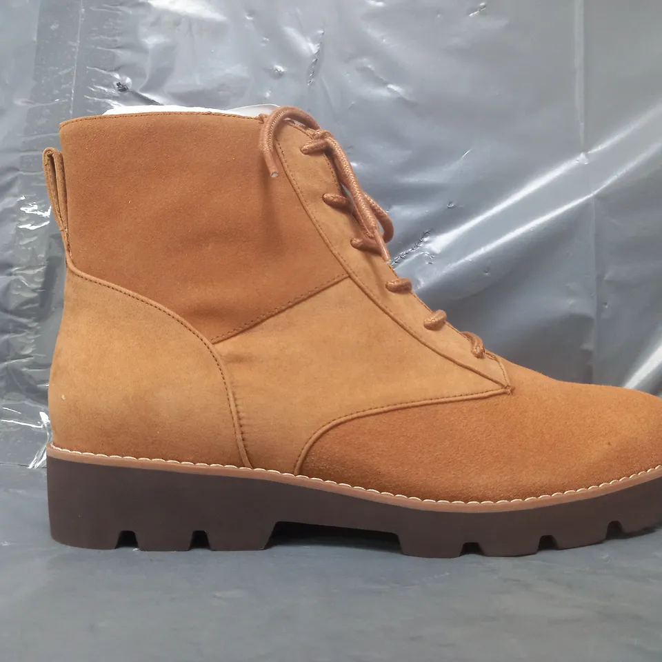 BOXED PAIR OF VIONIC LARSON LACE BOOTS IN TOFFEE SIZE 8