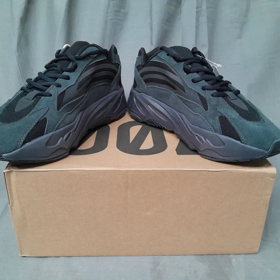 BOXED PAIR OF ADIDAS YEEZY BOOST SHOES IN RUSTIC BLACK UK SIZE 9.5