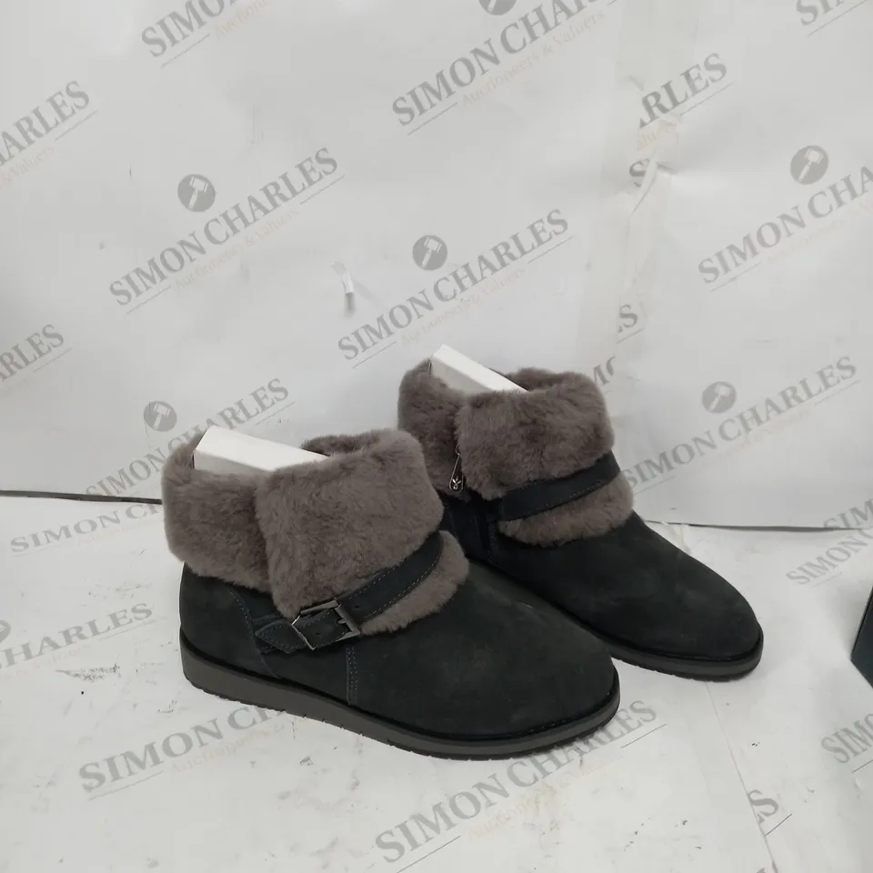 EMU AUSTRALIA OXLEY FUR CUFF ANKLE BOOTS, DARK GREY - SIZE 6