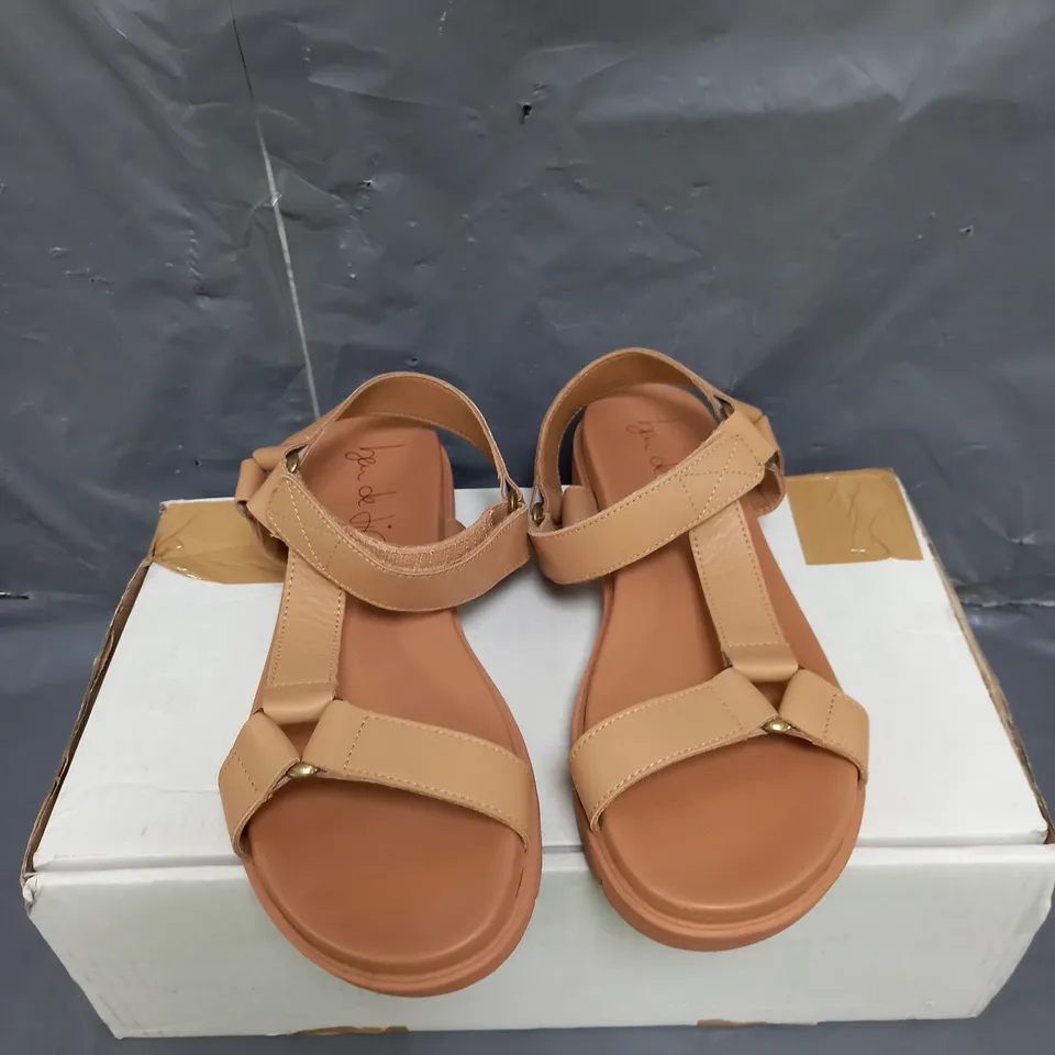 BEN DE LISI LEATHER SANDALS TAUPE SIZE 7
