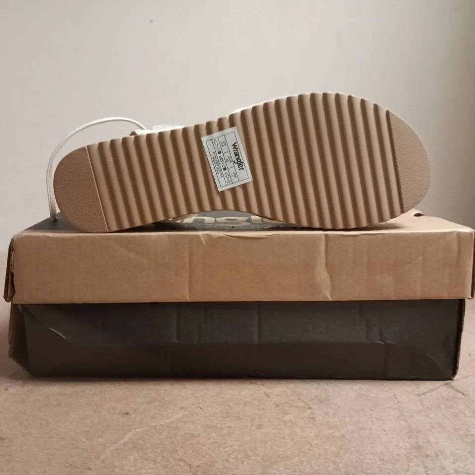 BOXED PAIR OF WRANGLER NORMA WOMEN'S SEMI-WEDGE OPEN TOE SANDLAS IN BIRCH SIZE UK 4.5