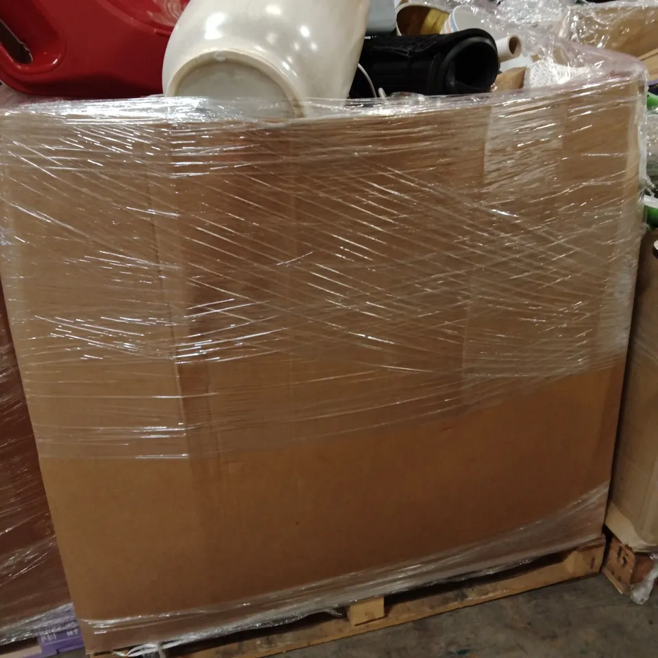 PALLET OF ASSORTED HOUSEHOLD GOODS AND ITEMS TO INCLUDE;VASE,TOASTER, EXTENSION LEADS,LIGHTS,PANS,BASKET