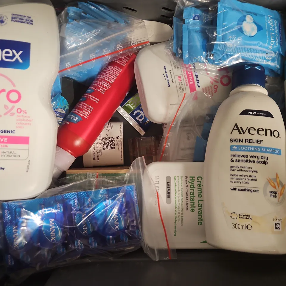APPROXIMATELY 10 ASSORTED COSMETIC ITEMS TO INCLUDE SANEX, JOHN FRIEDA, IMPERIAL LEATHER, ETC - COLLECTION ONLY