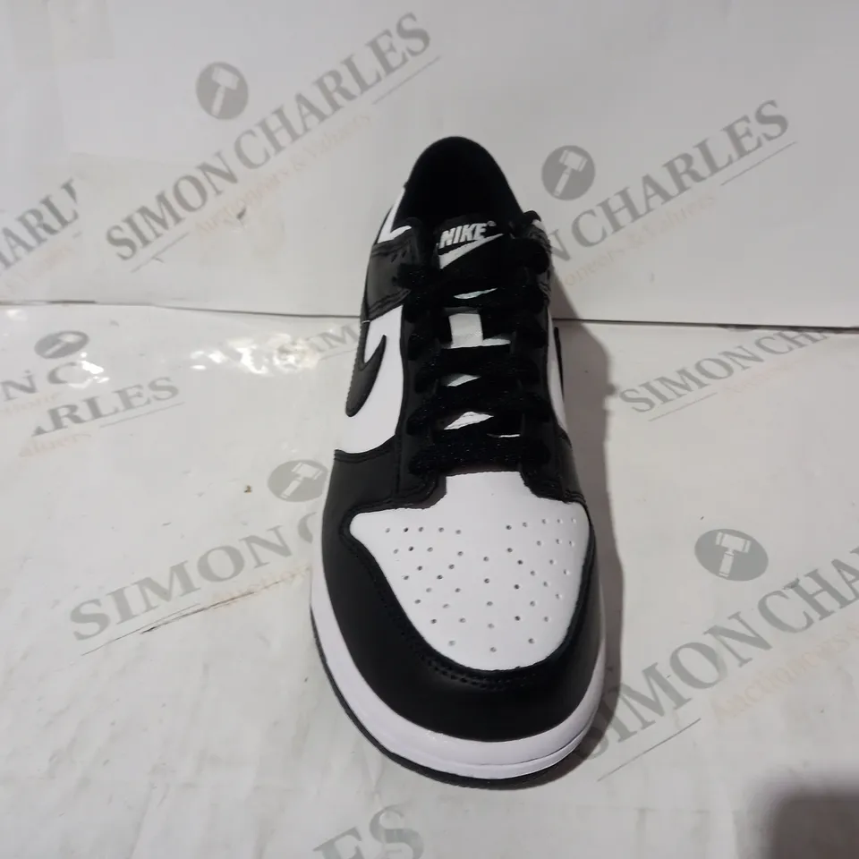 BOXED PAIR OF NIKE TRAINERS IN BLACK/WHITE UK SIZE 5