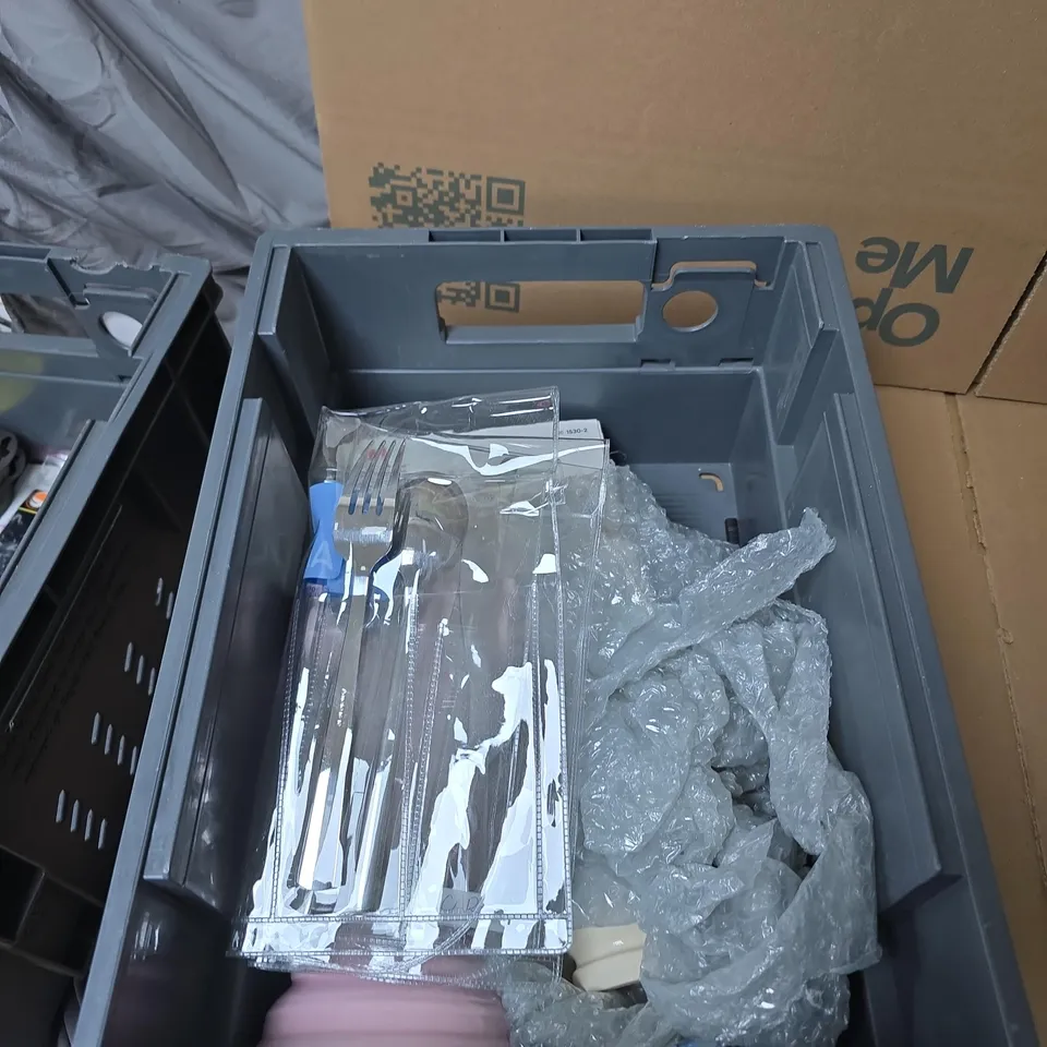 TOTE OF APPROXIMATELY 8 ASSORTED ITEMS TO INCLUDE: ELANOR BOWMER MUG