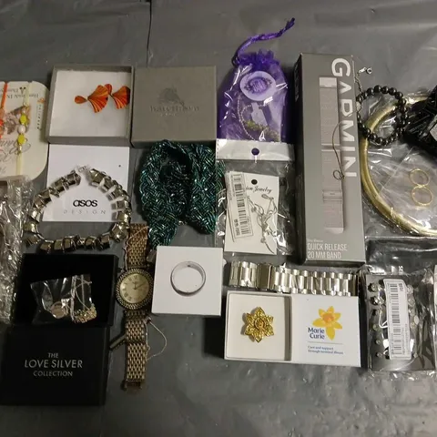 LOT OF ASSORTED JEWELLERY AND WATCH ITEMS TO INCLUDE EARRINGS, BRACELETS AND NECKLACES