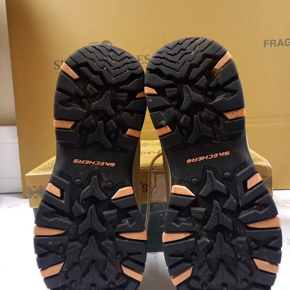 SKETCHERS WATERPROOF BOOT SIZE 6