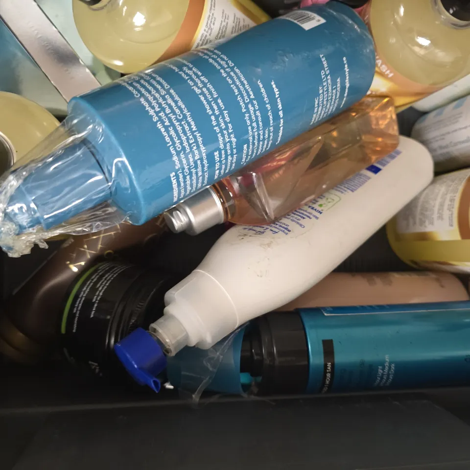 APPROXIMATELY 15 ASSORTED COSMETIC ITEMS INCLUDING VARIOUS MAKES AND BRANDS - COLLECTION ONLY