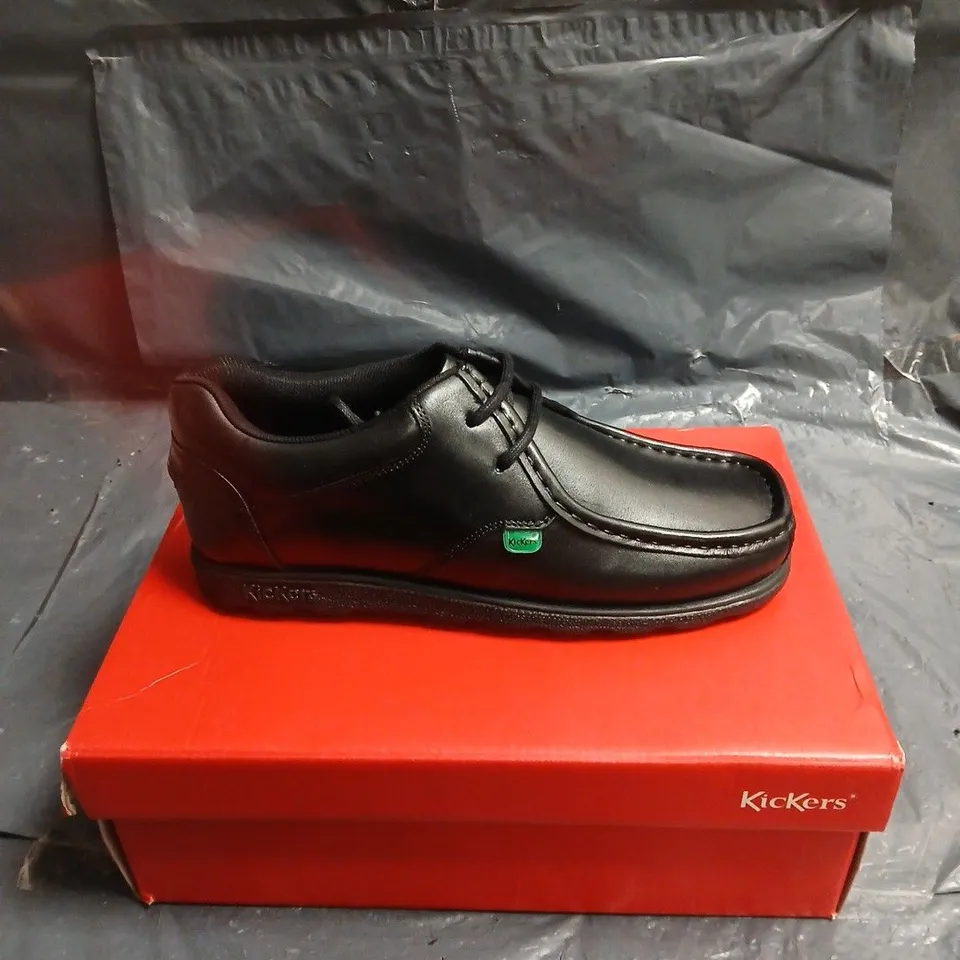 KICKERS MEN'S BLACK LEATHER SHOES – ON RED KICKERS BOX EU 39