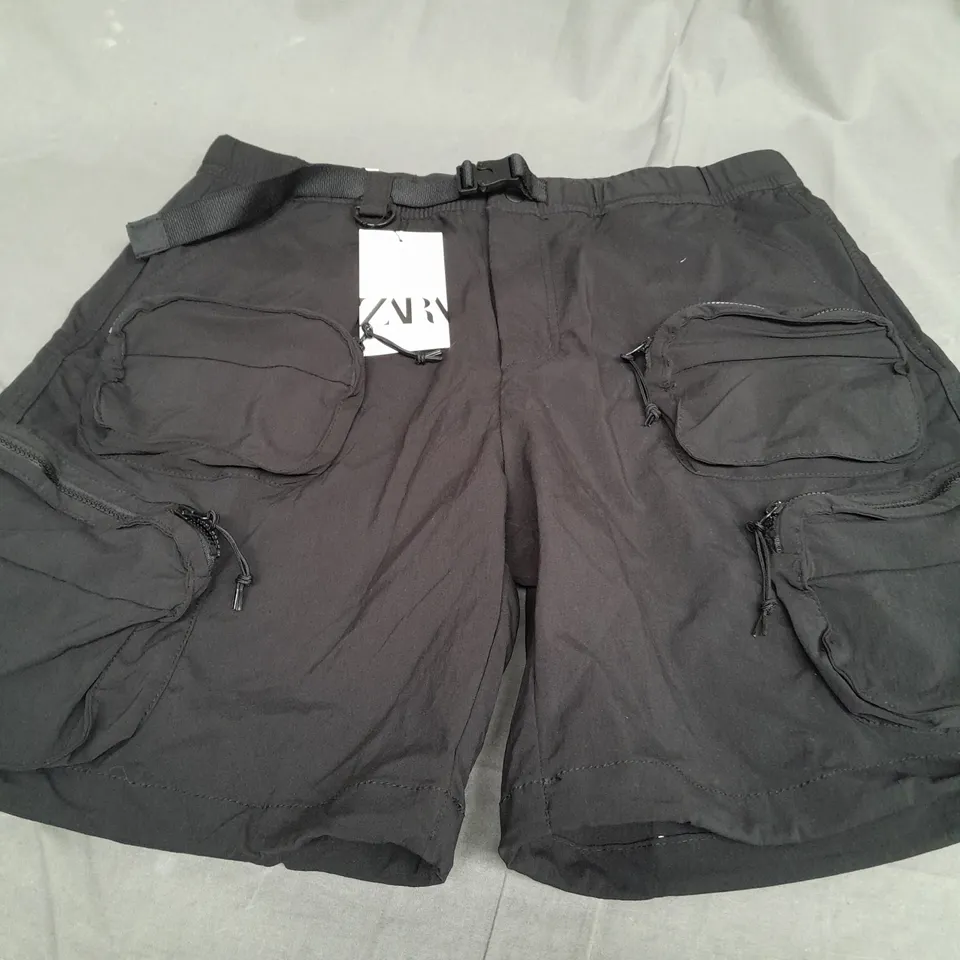 ZARA BLACK CARGO FIT SHORTS - LARGE