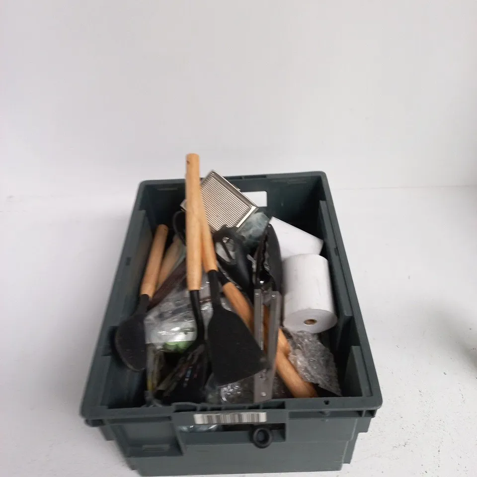 TOTE OF APPROXIMATELY 12 ASSORTED ITEMS TO INCLUDE: SLIME EMERGENCY FLAT TYRE REPAIR