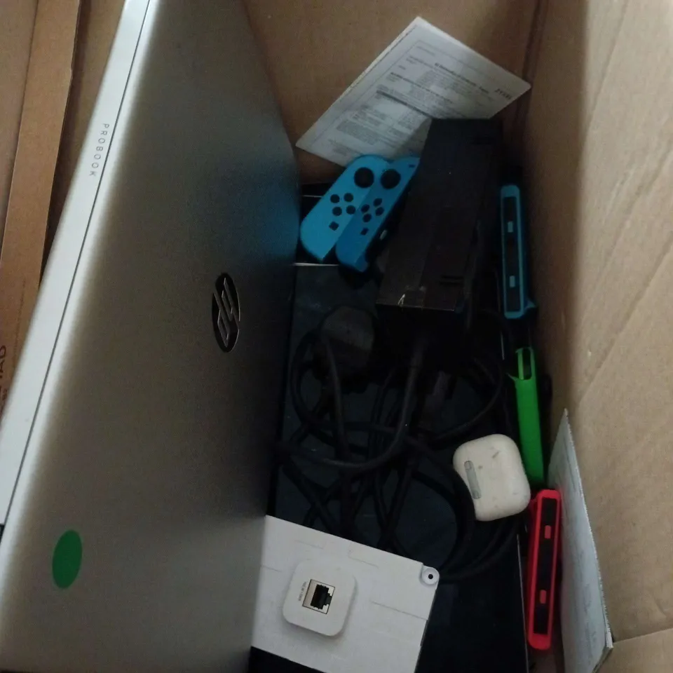 APPROXIMATELY 10 ASSORTED COMPUTER/ELECTRICAL SPARE PARTS TO INCLUDE SCREENS, POWER SUPPLIES, CHARGING CASE ETC 