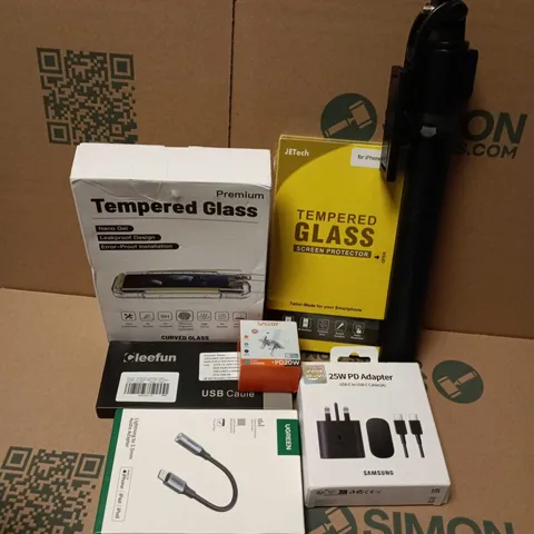 APPROXIMATELY 12 ASSORTED ELECTRICAL ITEMS TO INCLUDE 25W PD ADAPTOR, TEMPERED GLASS SCREEN PROTECTORS, SELFIE STICK, ETC