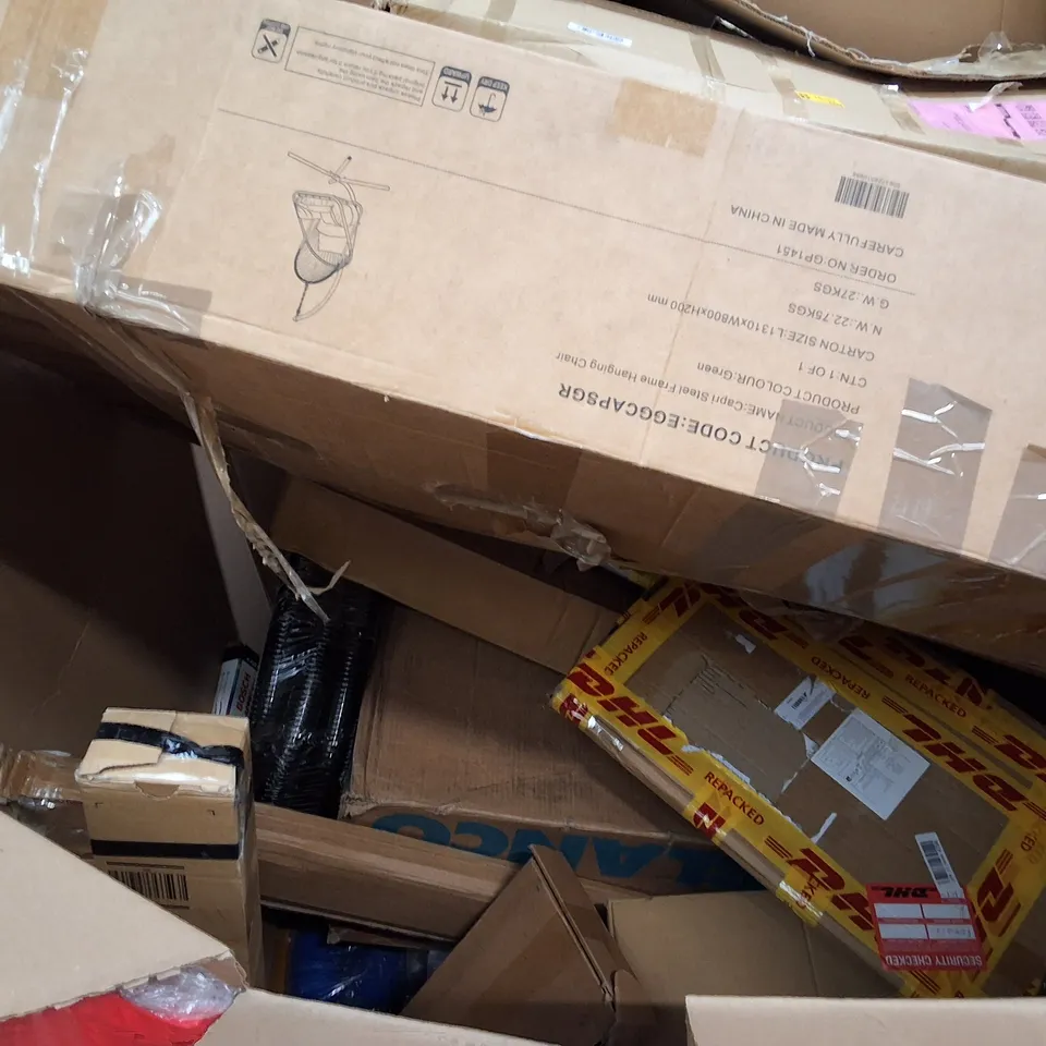 PALLET CONTAINING ASSORTED PRODUCTS INCLUDING FOLDING PLAYMAT, ARTIFICIAL IVY PRIVACY FENCE SCREEN, SQUEEGEE BROOM & LAPTOP BED DESK