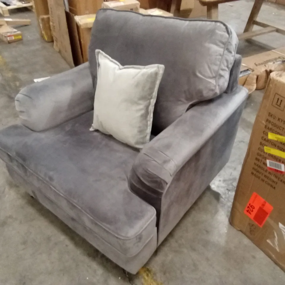 MARCANTONIO UPHOLSTERED ACCENT CHAIR 
