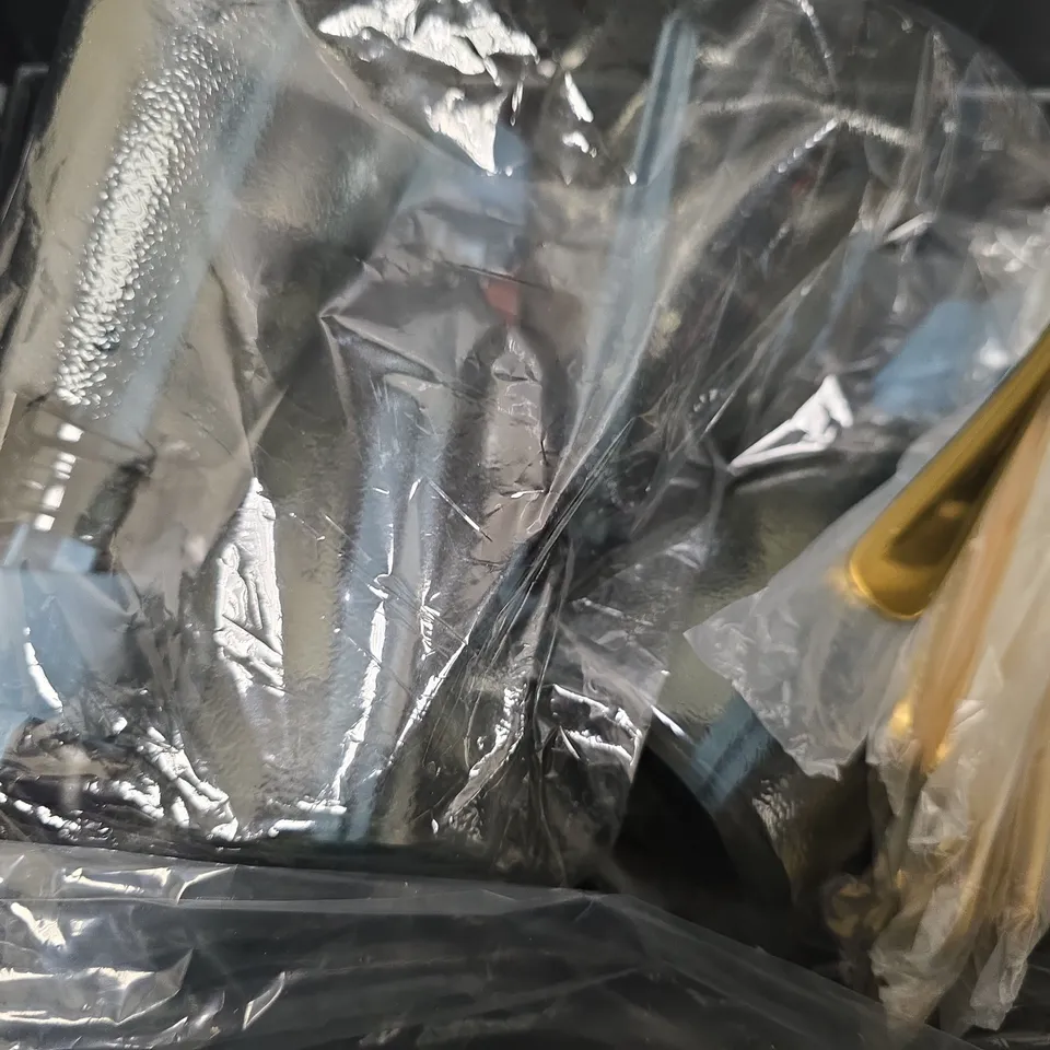 APPROXIMATELY 12 ASSORTED ITEMS TO INCLUDE - AMD HEATSINK , WIRE BRUSH ETC
