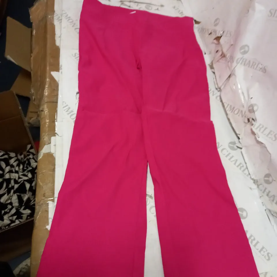 LOT OF APPROXIMATELY 5 ASSORTED CLOTHING ITEMS