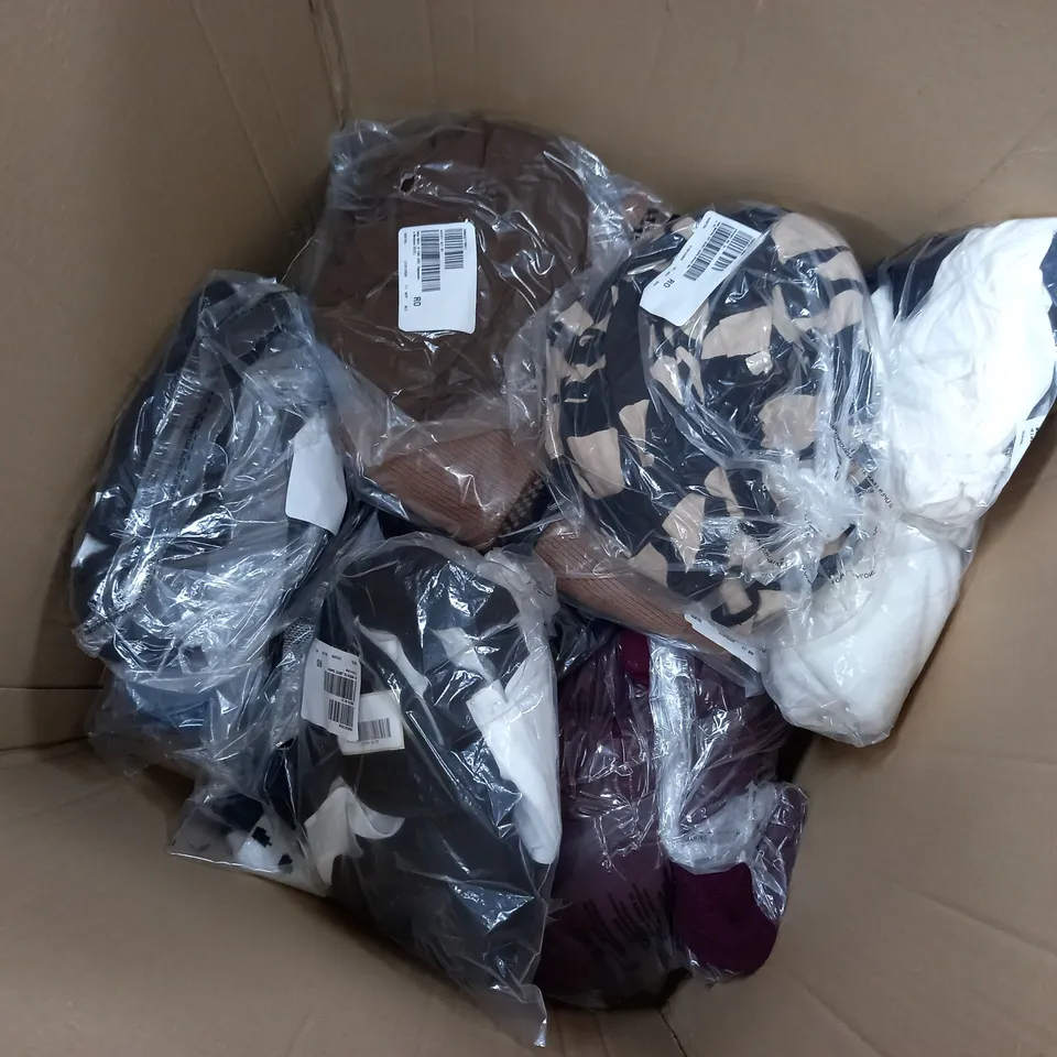 APPROXIMATELY 15 ASSORTED CLOTHING ITEMS TO INCLUDE CARDIGANS, JACKETS, ROBES, ETC