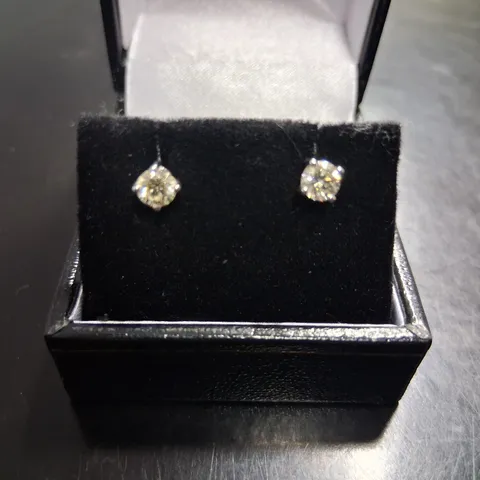 18CT WHITE GOLD STUD EARRINGS SET WITH NATURAL DIAMONDS