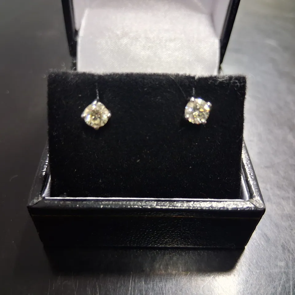 18CT WHITE GOLD STUD EARRINGS SET WITH NATURAL DIAMONDS