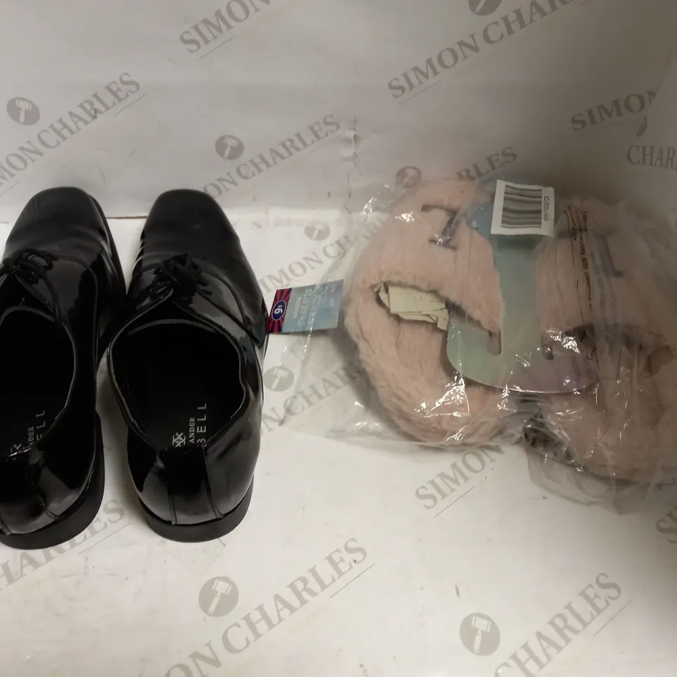 LOT OF APPROXIMATELY 20 SHOES OF VARIOUS SIZES, BRANDS AND TYPES TO INCLUDE BLUE SHARK SLIDERS SIZE 40, DITAS FABRICS FLIP FLIPS , AND ALEXANDRER DOBELL LEATHER POINT SHOES ETC. 