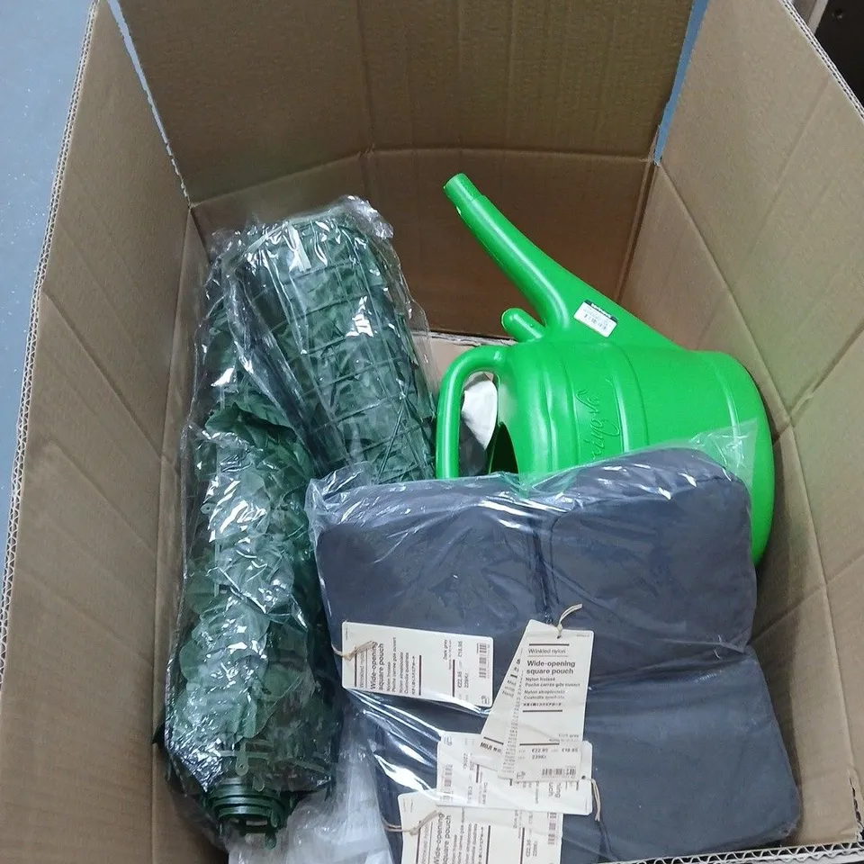 BOX OF APPROXIMATELY 15 ASSORTED HOUSEHOLD ITEMS INCLUDING WATERING CAN AND WIDE OPEN SQUARE POUCH