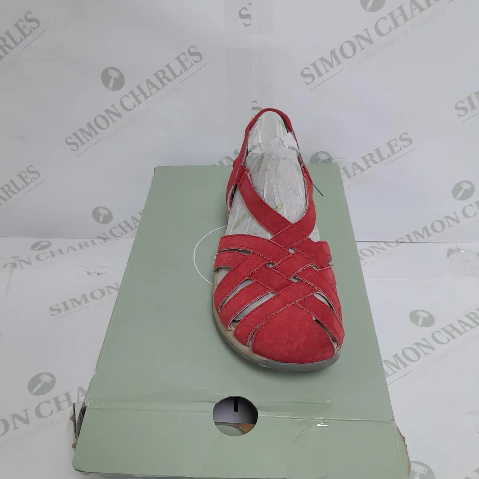 FREE SPIRIT ALEXA SANDAL SIZE 4