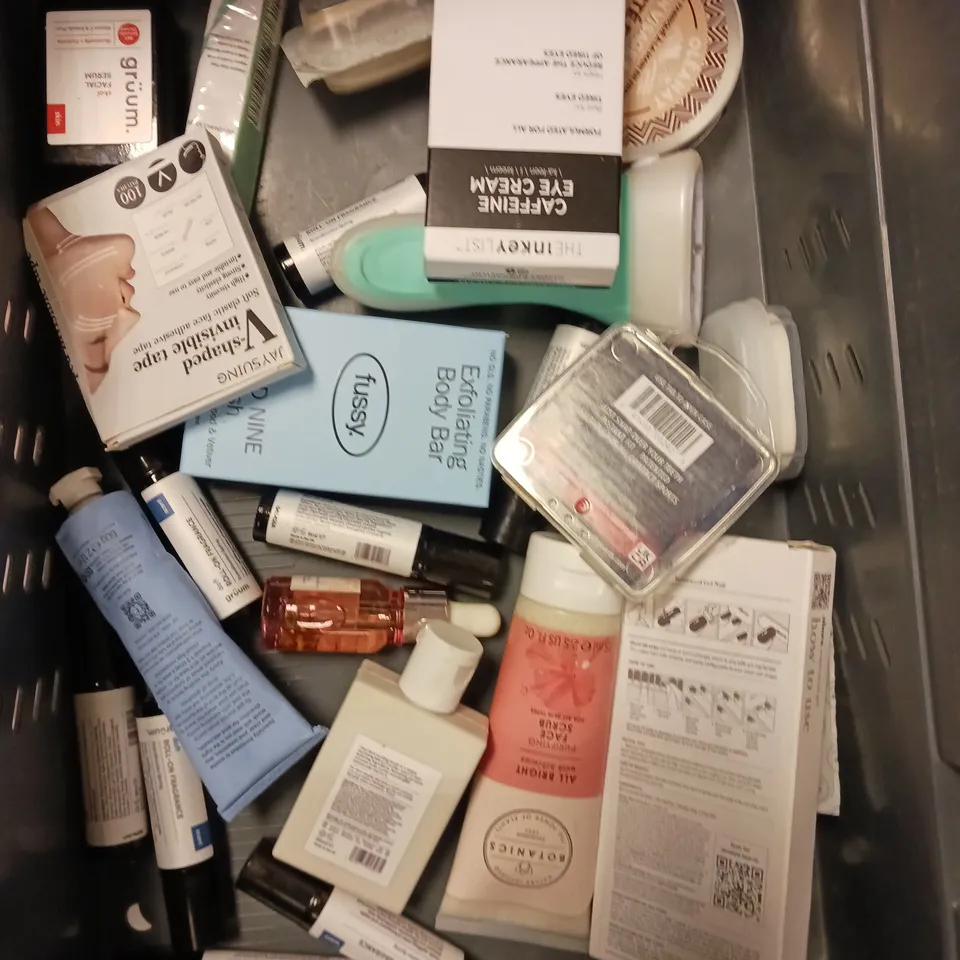 APPROXIMATELY 20 ASSORTED HEALTH & BEAUTY PRODUCTS TO INCLUDE GRUUM BUTTER BAR, ANTI CHAFE BALM, FUSSY EXFOLIATING BODY BAR ETC