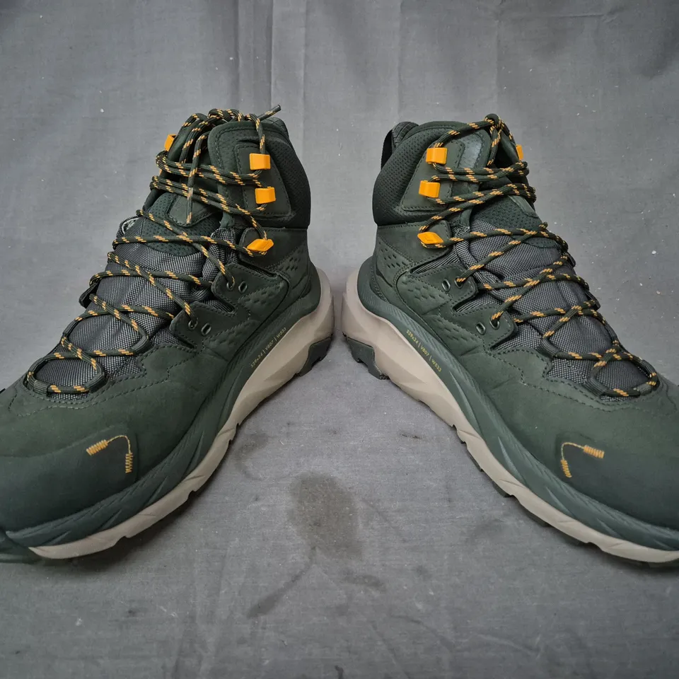 BOXED PAIR OF HOKA MEN'S KAHA 2 GTX SHOES IN DARK GREEN UK SIZE 11