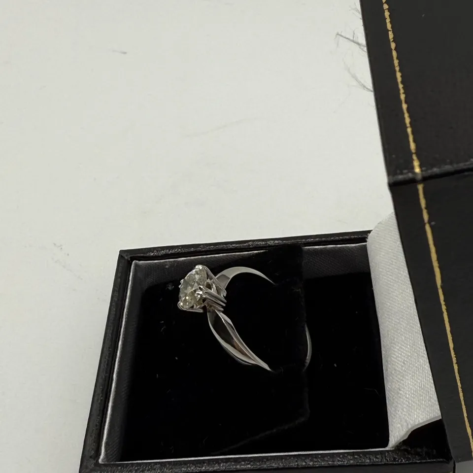 18CT WHITE GOLD SOLITAIRE RING SET WITH A NATURAL DIAMOND WEIGHING +1.08CT