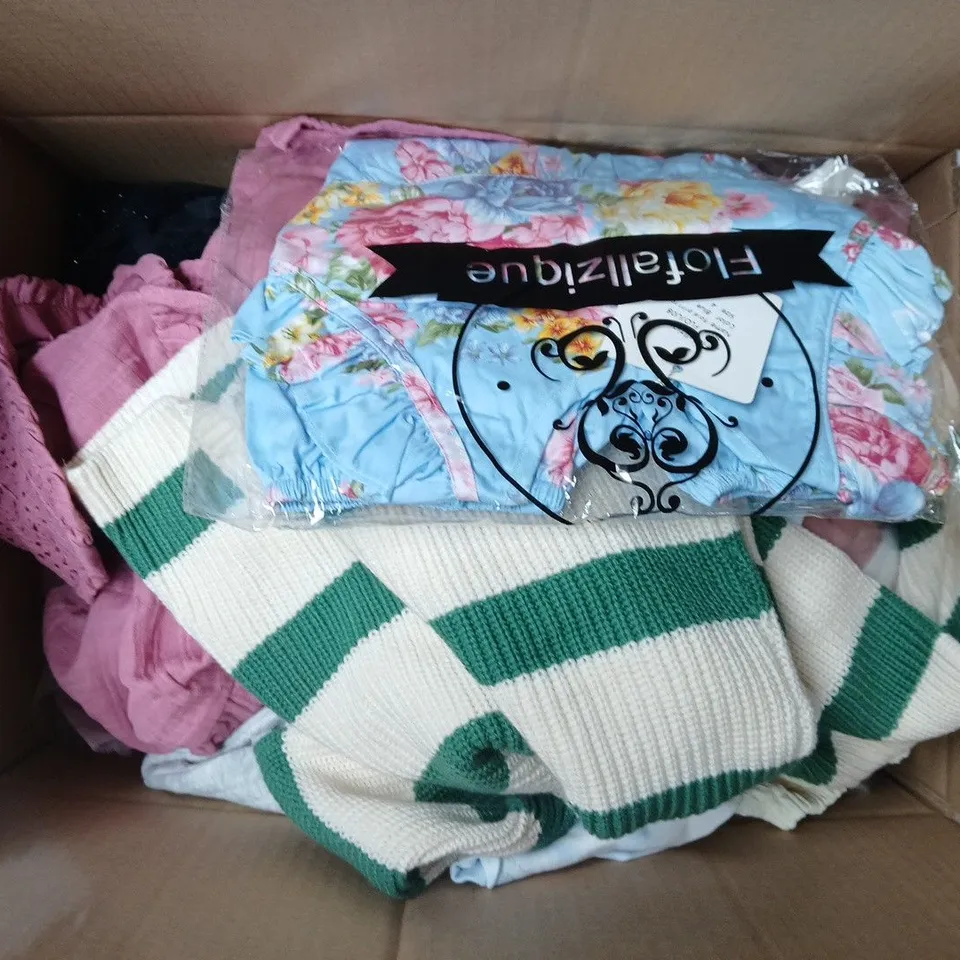 APPROXIMATELY 25 ASSORTED KIDS CLOTHING ITEMS IN VARIOUS STYLES, SIZES & COLOURS TO INCLUDE T-SHIRTS, DRESS, CARDIGAN, ETC
