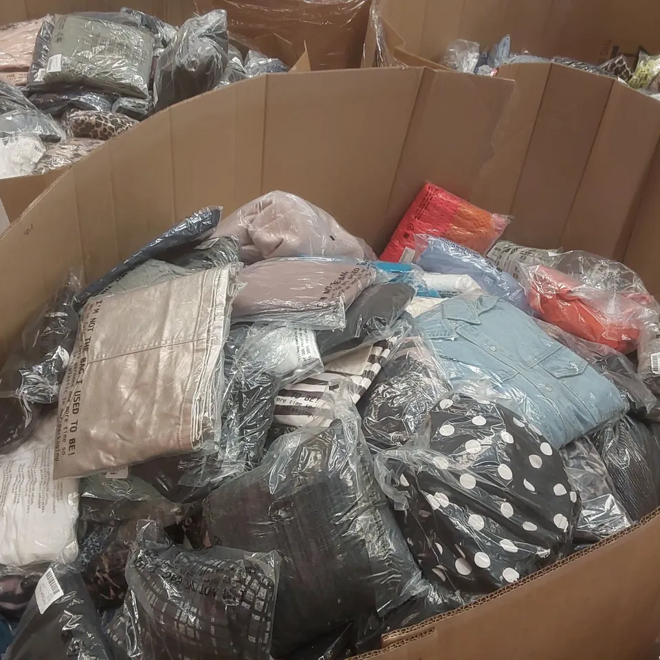 PALLET CONTAINING APPROXIMATELY 600x BRAND NEW ASSORTED DESIGNER CLOTHING ITEMS INCLUDING: SIMPLY BE BATHING SUIT, JEANS, SKIRT, JD WILLIAMS TOPS ECT