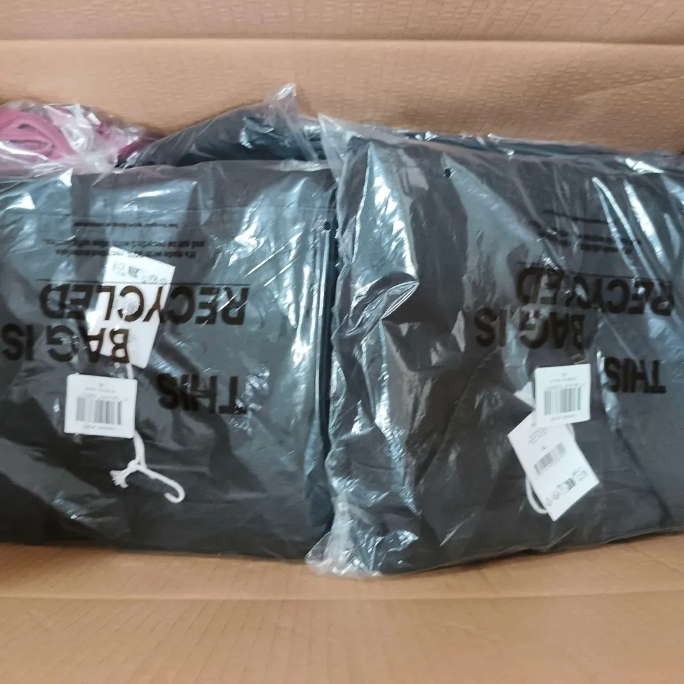 APPROXIMATELY 15 ASSORTED CLOTHING ITEMS IN VARIOUS SIZES, COLOURS & STYLES TO INCLUDE GARAGE JACKET, RACE BACK TANK, ETC