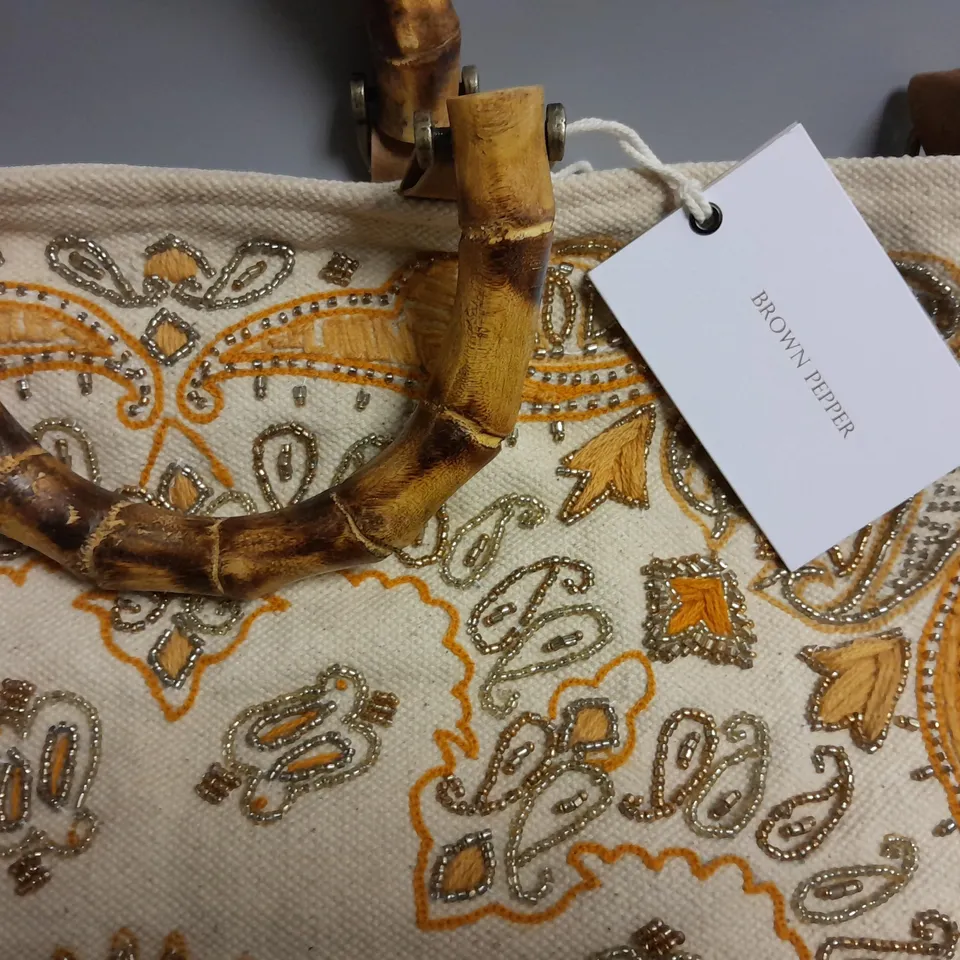 BRAND NEW BROWN PEPPER HANDBAGS BEADED PATTERN JUTE BAG WITH WOODEN HANDLE 