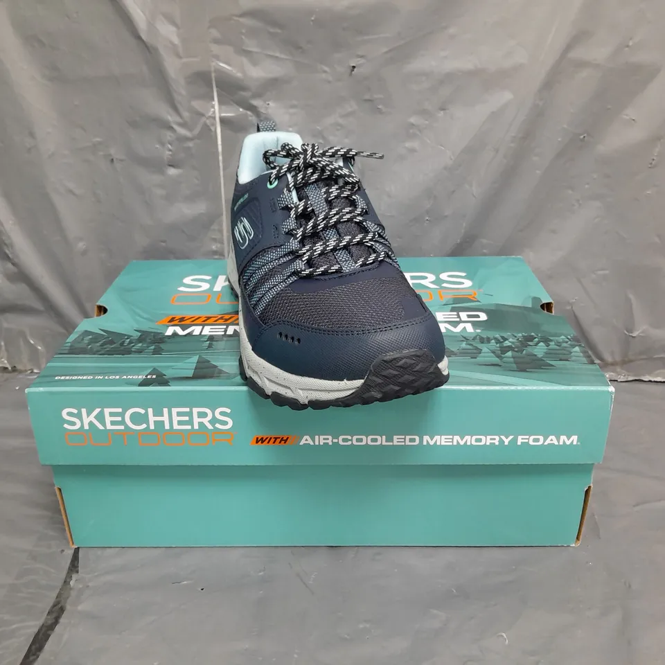 BOXED PAIR OF SKECHERS OUTDOOR MEMORY FOAM TRAINERS IN NAVY SIZE 6