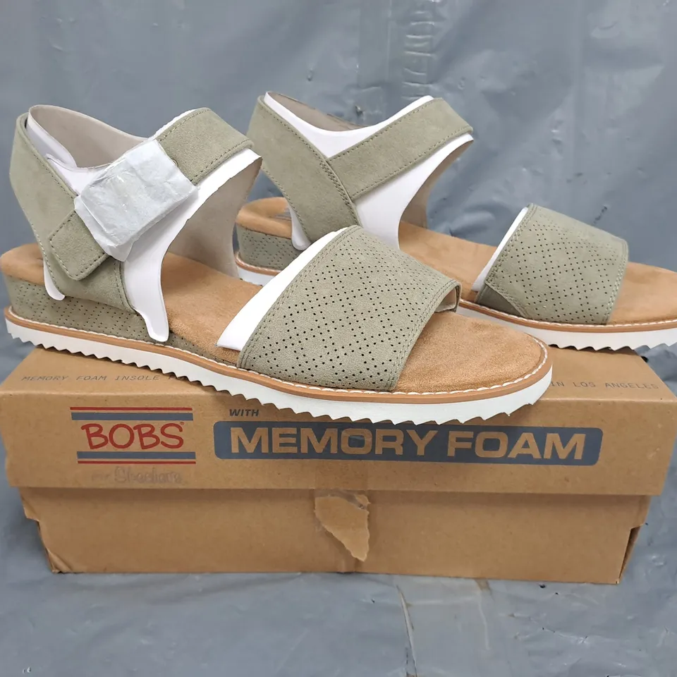 BOXED PAIR OF BOBS FROM SKECHERS OPEN TOE SANDALS IN GREEN SIZE UK 7