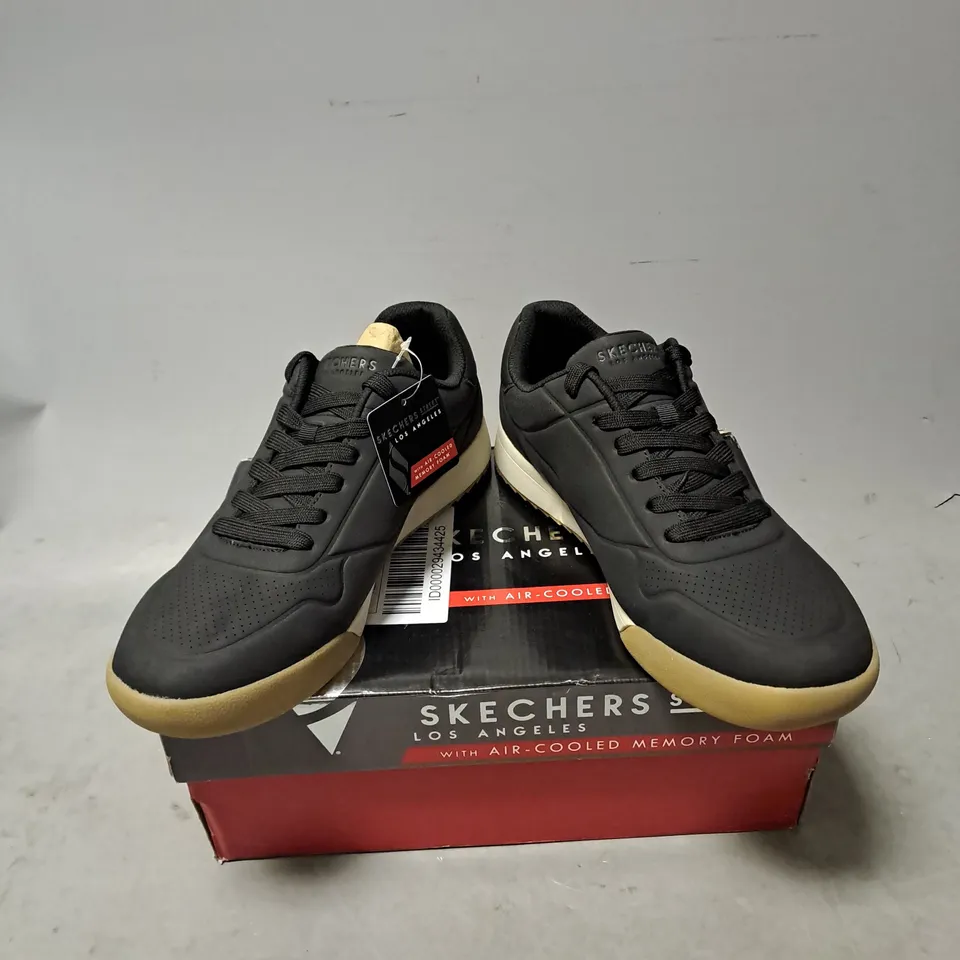 BOXED PAIR OF SKECHERS ZINGER THE ARWEN TRAINERS IN BLACK SIZE 7