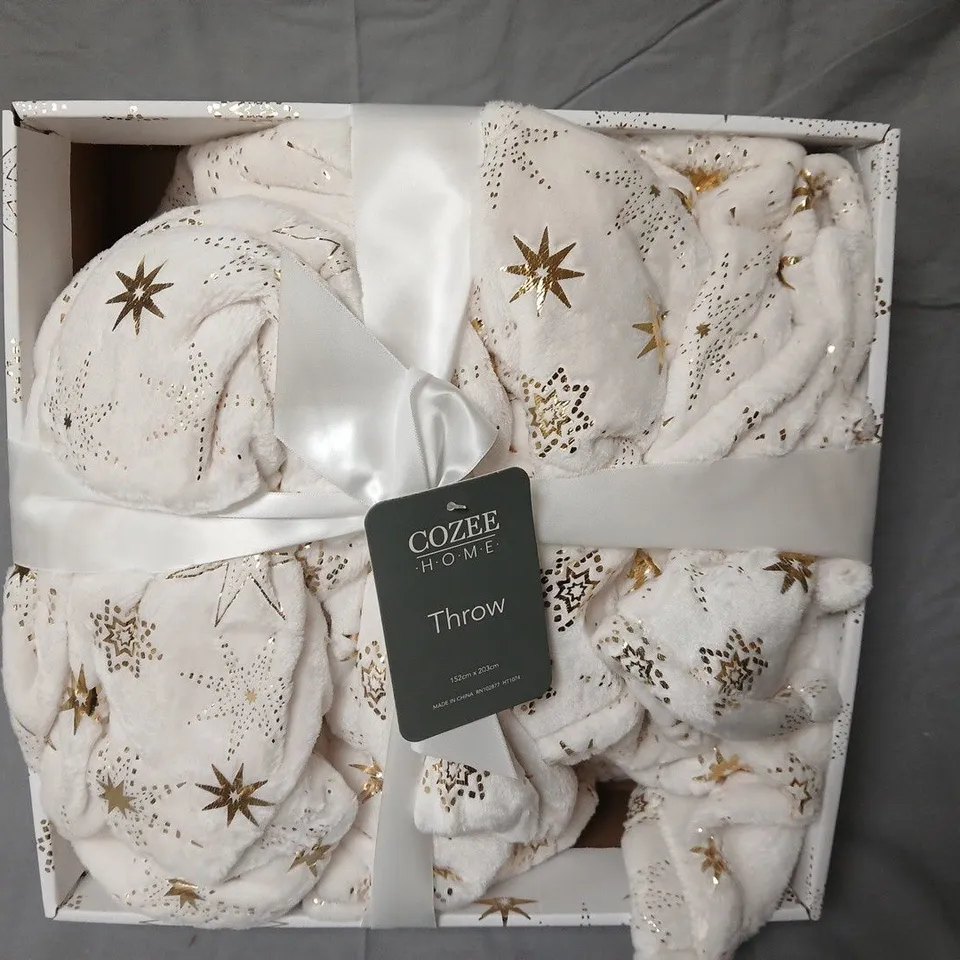 Cozee Home Throw – White with Gold Star Pattern, 152 x 203 cm