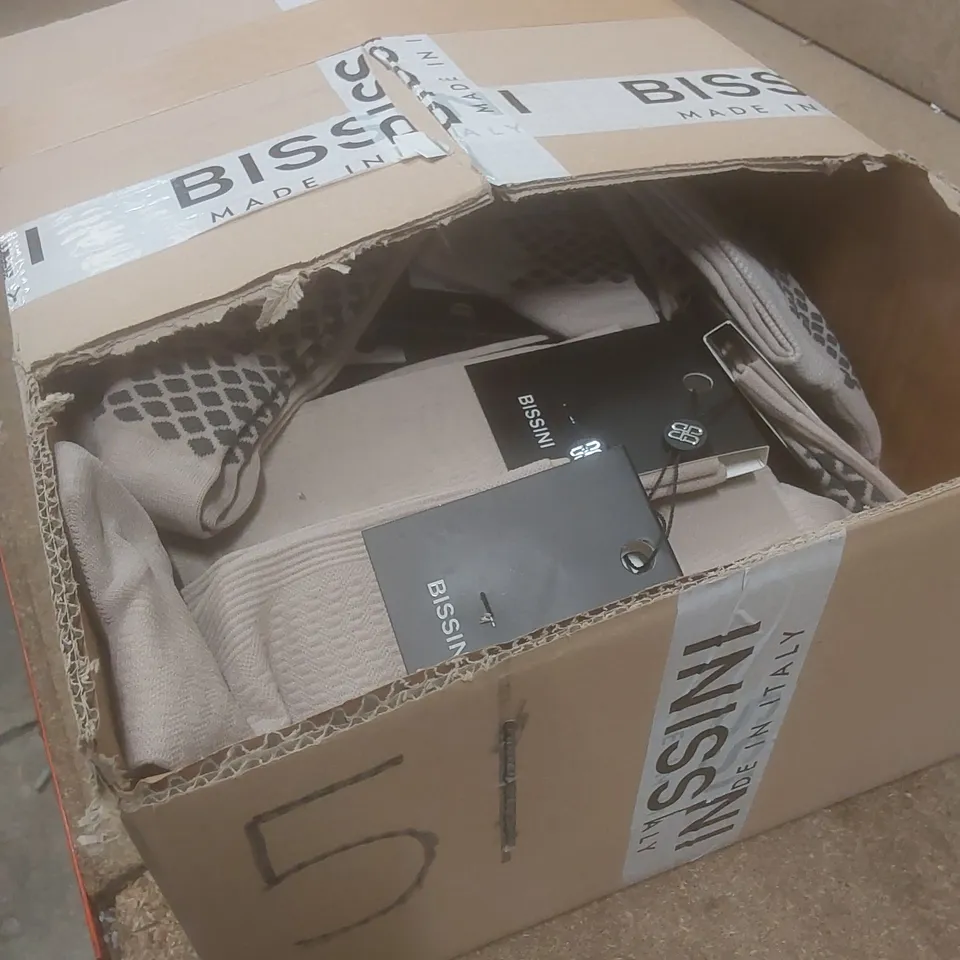 BOX TO CONTAIN APPROX 51 BRAND NEW PAIRS OF BISSINI CYCLING SOCKS - TAUPE // SIZE: XS // 1 PAIR PER PACK