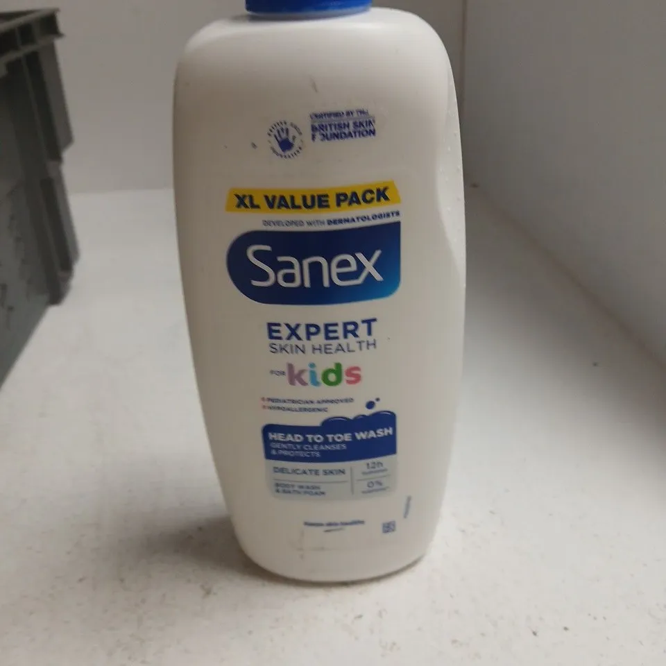 TOTE OF APPROXIMATELY 20 ASSORTED COSMETICS TO INCLUDE: SANEX KIDS HEAD TO TOE WASH 