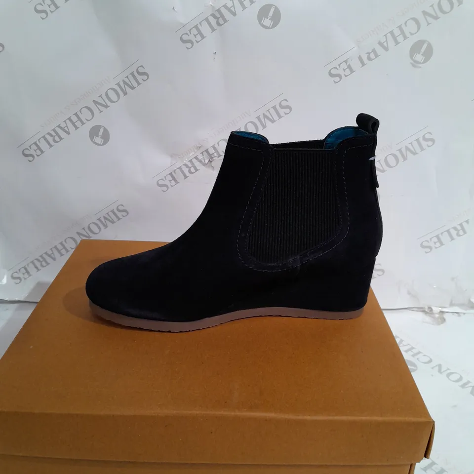 BOXED PAIR OF WHITE STUFF ISSY SUEDE WEDGE BOOTS IN NAVY BLUE - UK SIZE 6