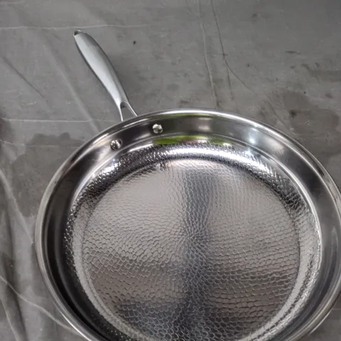 SIRAAT KITCHEN STAINLESS STEEL FRYING PAN – TEXTURED INTERIOR, WITH GREY STORAGE BAG & INSTRUCTION CARD