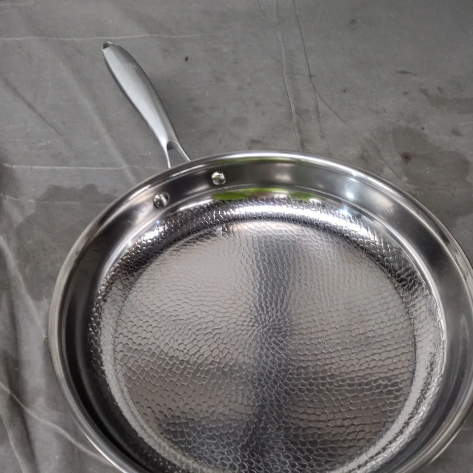 SIRAAT KITCHEN STAINLESS STEEL FRYING PAN – TEXTURED INTERIOR, WITH GREY STORAGE BAG & INSTRUCTION CARD