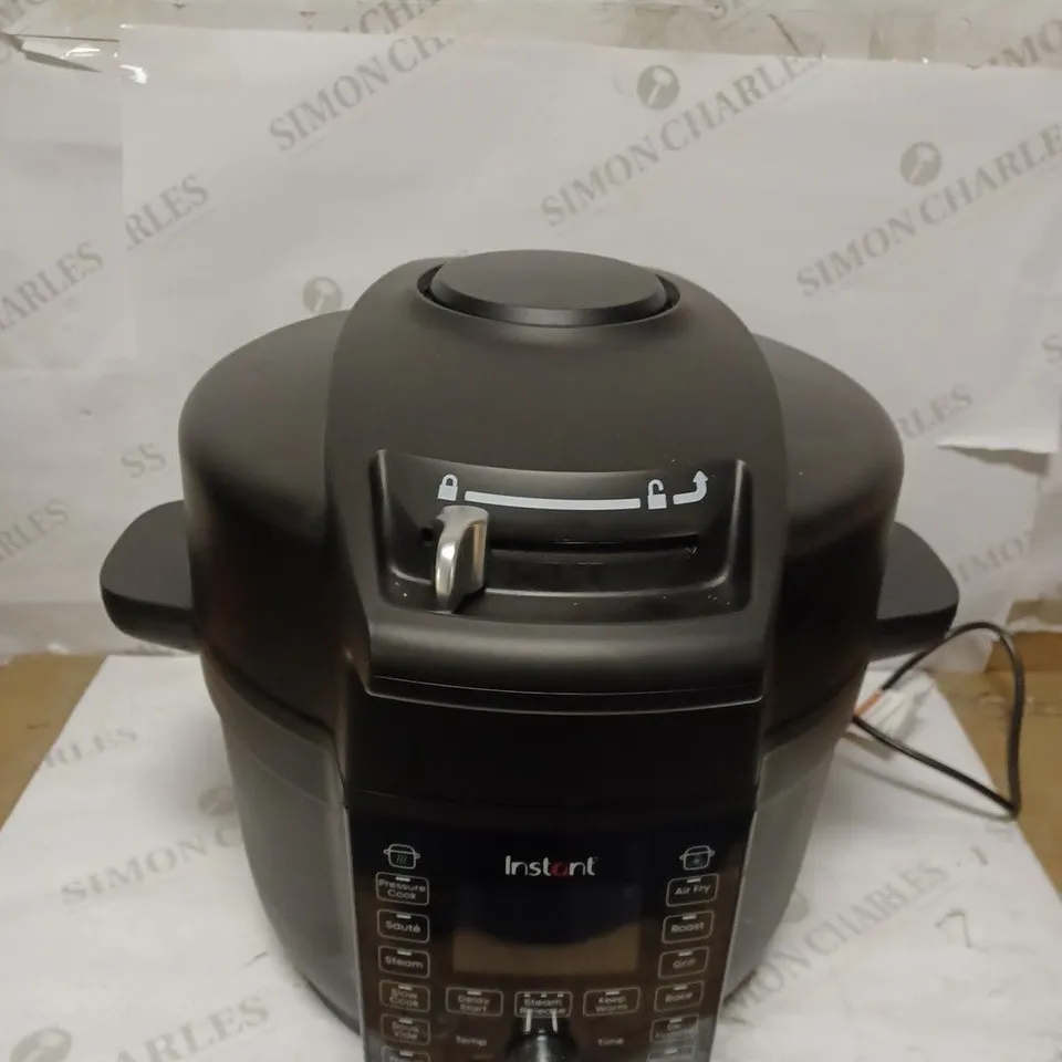 INSTANT POT DUO CRISP WITH ULTIMATE LID MULTI-COOKER AND AIR FRYER 