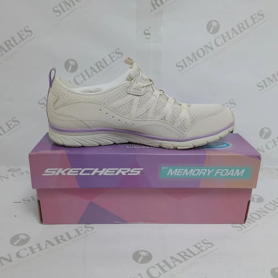 BOXED PAIR OF SKECHERS TRAINERS IN LIGHT GREY SIZE 5 