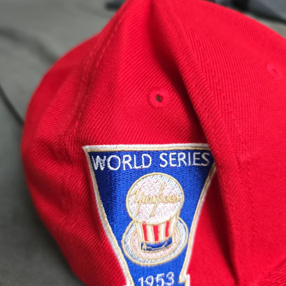 NEW ERA WORLD SERIES 1953 PATCH CAP – RED CROWN, LIGHT GRAY BRIM