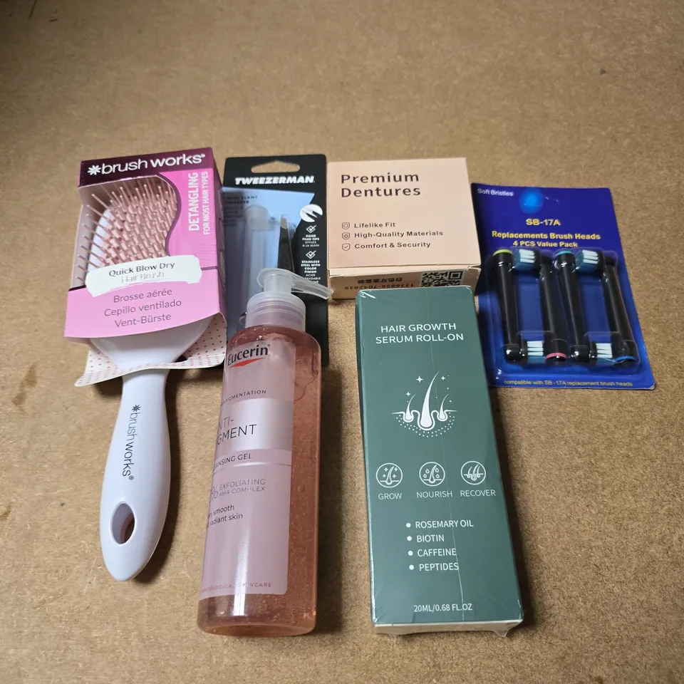 APPROXIMATELY 15 ASSORTED HEALTH & BEAUTY PRODUCTS TO INCLUDE HAIR BRUSH, HAIR GROWTH SERUM, DENTURES ETC