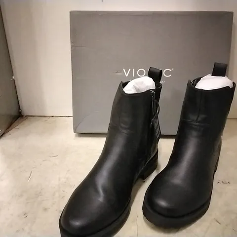 BOXED VIONIC BLACK BOOTS , UK 3