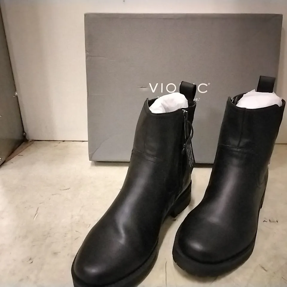 BOXED VIONIC BLACK BOOTS , UK 3